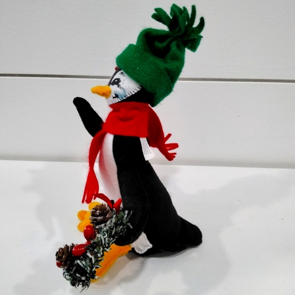 Annalee 7" Penguin 🐧 with Wreath - Picture 3 of 6